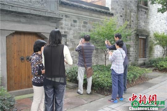 图为民众拍照留念。 林波 摄 图为民众拍照留念。 林波 摄